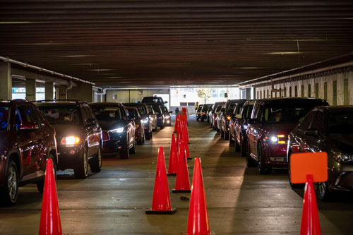 Two-lanes-of-students,-families,-and-community-members-in-line-to-get-vaccines-web